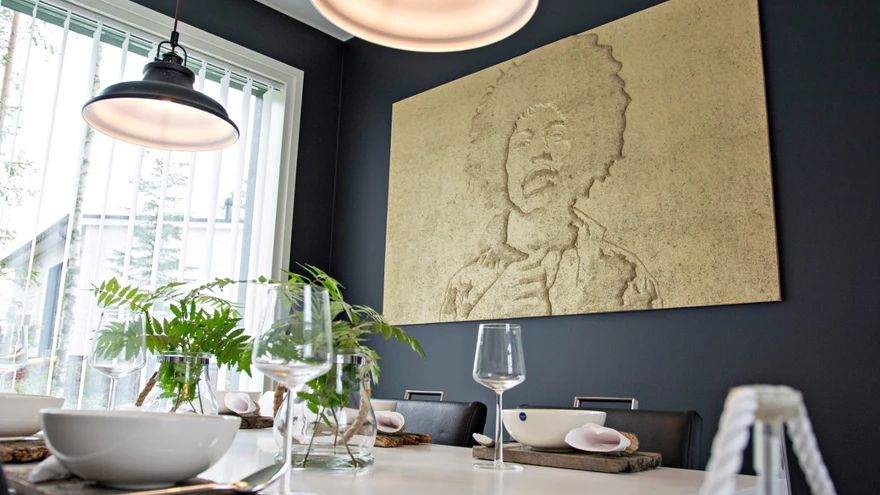 Konto akustikatooted on pinnasturbast valmistatud loodustooted. 3D-tehnikaga on võimalik akustikapaneelile lasta teha kasvõi oma iidoli näopilt.