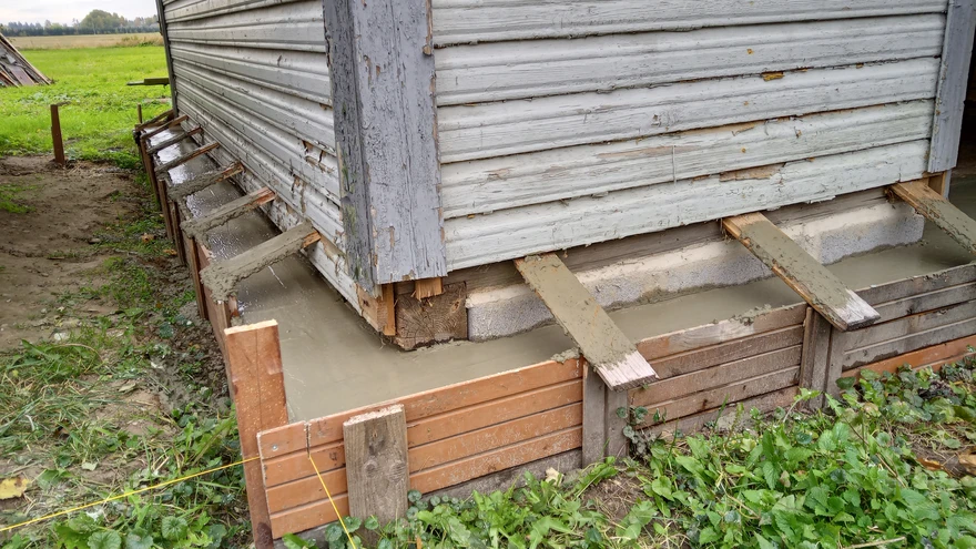 Vana vundamendi kindlustamine selle ümber uue tugevdusvöö valamisega.