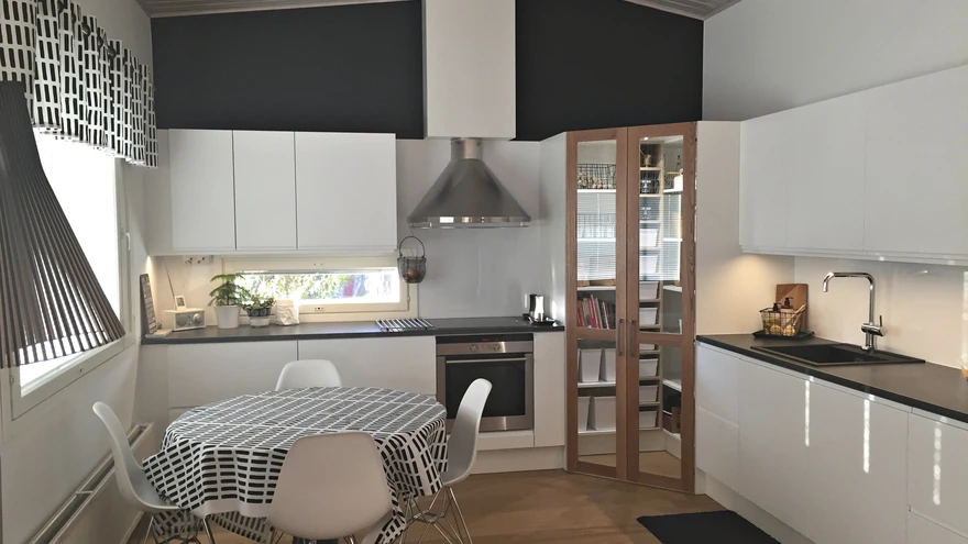 Vanaaja leiutis – traditsiooniline sahver sobib ilusti ja praktiliselt tänapäevase modernse köögi nurka.