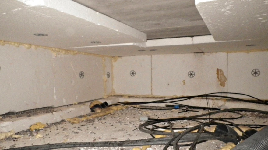 Betoonpaneelidest alt tuulduv põrandakonstruktsioon, millel on soojustus alapoolel ja ka õhukuivati.