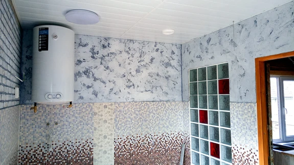 Seestpoolt soojustatud, kipsplaadiga kaetud ja krohvitud vannitoaseinale saab anda maitse ja fantaasia järgi omapärase ilme. 