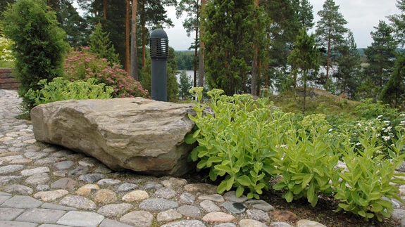 Kõvenevad vuugisegud on küll hinna poolest kallimad, kuid see-eest püsivad kivipinnad umbrohuvabad.