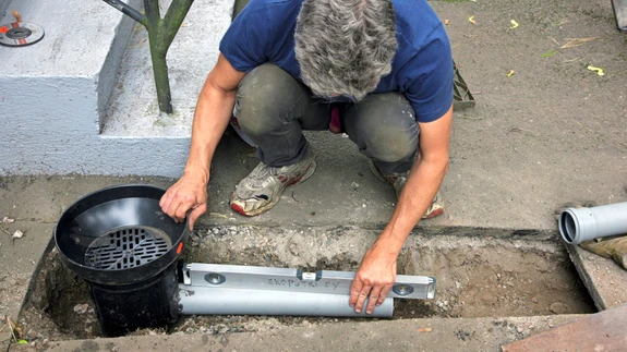 Sadevetekaevust minev äravoolutoru tuli paigaldada kogu oma pikkuses piisava kaldega, et vee äravoolule mingeid takistusi ei tekiks.