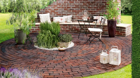 Kivide paigaldamine käib põhimõtteliselt samade reeglite järgi, nagu paigaldatakse betoonkivegi, kus kriitilise tähtsusega on vastupidava, külmumiskindla ja vett läbilaskva aluskonstruktsiooni rajamine. 