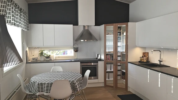 Vanaaja leiutis – traditsiooniline sahver sobib ilusti ja praktiliselt tänapäevase modernse köögi nurka.