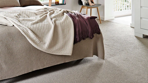 Jalatalla all soojana tunduv ja sammumüra summutav põrandakate sobib hästi magamistuppa.