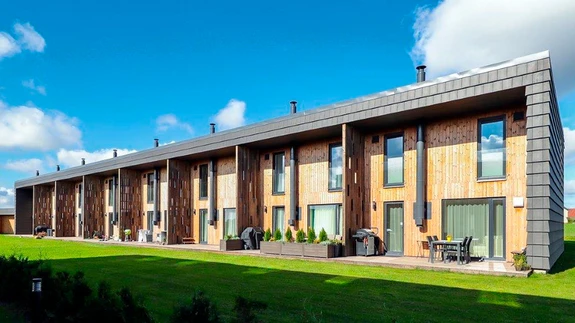 Käokella ridaelamus on arhitektid kasutanud fassaadikattena servakuti üksteise peal olevaid betoonplaate.