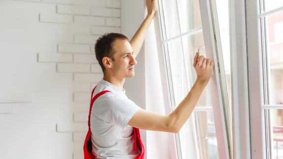 Täna on enamikel kortermajadest rakendatud põhimõtet, et aknad mitte ainult ei hoia sooja, vaid tagavad ka selle, et päikesest tuleva energia tõttu ei peaks ruumi jahutama.