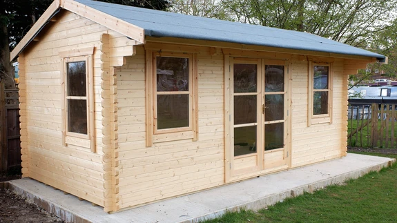 Tehases toodetud aiamajakeste puhul ei saa soojapidavusest rääkida mitte ühegi seina paksuse juures, vaid juhul kui sooviks on soojapidavus, peab maja eraldi soojustama.