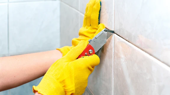 Vuukide tulemuslikuks remontimiseks tuleks need korralikult tühjaks freesida-kraapida. 