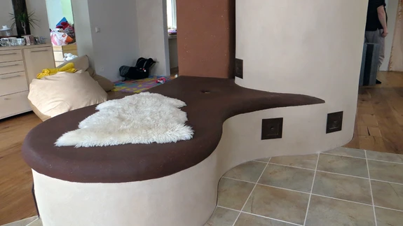 Toorsavitellistest ümar ahi ja köetav savidiivan – teostus Jaanus Viese.