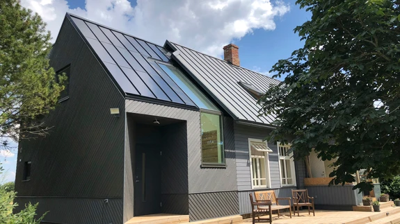 Roofit.solar on välja töötanud maailmas ainulaadse katusekattematerjali, milles on ühendatud nii katus kui päikeseelement.