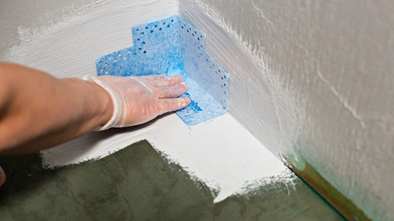 Enne hüdroisolatsioonitööga alustamist tuleb kontrollida seinte sirgust ja põrandakaldeid.