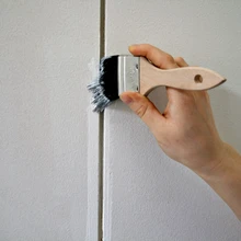 Puitlaastplaatide vuugid värvitakse sama värvitooniga kui tapeedi põhivärv. Kui sein on eelnevalt värvitud, tasub see üle lihvida nr 120 lihvpaberiga ja eemaldada tolm nt tolmuimejaga.