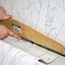 Tapeedi üla- ja alaservad saab hästi lõigatud tapeedijoonlaua ja terava tapeedinoa abil. Ka lai pahtlilabidas ajab suurepäraselt asja ära, kui spetsiaaltööriista tapeedi lõikamiseks pole.