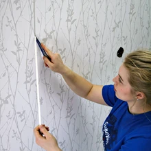 Viimase tööna puitlaastplaadist seinte tapeetimise järel lõigatakse lahti puitlaastplaatide vuugid. Tuleb leida plaadivuukide kohad tapeedi all ja siis terava tapeedinoaga, nuga vastu plaadiserva toetades, tapeet vuugi kohalt lahti lõigata.